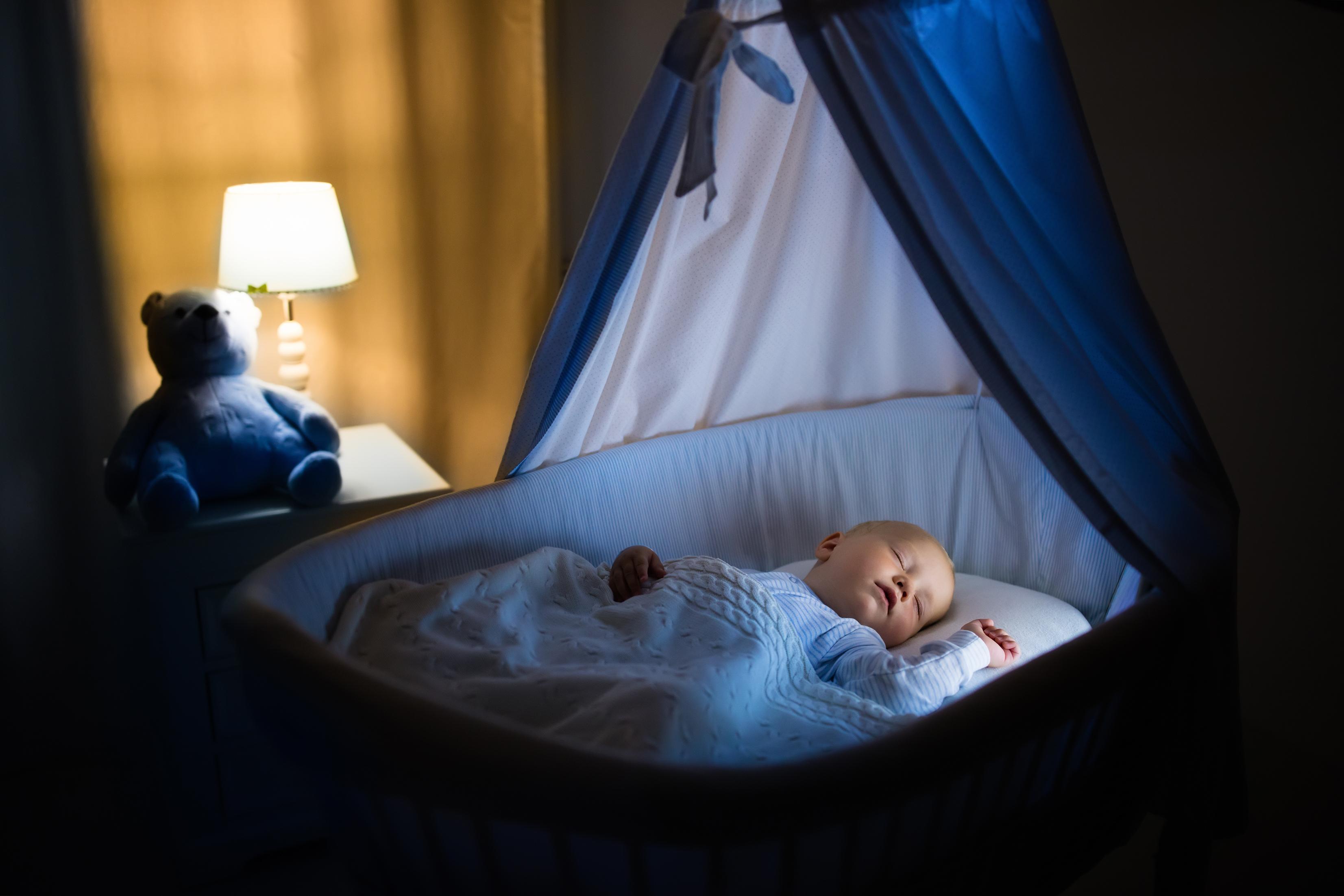 Почему ребенок не спит ночью и что с этим делать