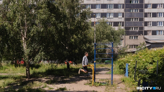 В зарослях у дома даже не сразу заметишь спортивную площадку | Источник: Кирилл Фалеев / «ИрСити»