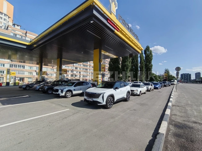 Очереди на самых популярных АЗС Воронежа еще сохраняются, но стали уже заметно меньше | Источник: Андрей Пашинский / Voronezh1.ru