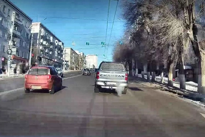 Вода заливает подъем на оживленной улице в Волгограде