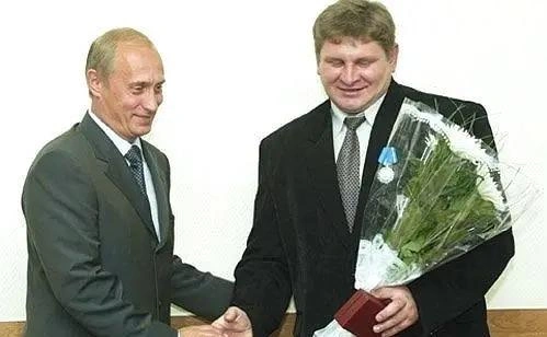 Владимира Щербакова, руководителя трудового коллектива горняков шахты в Междуреченске, наградили | Источник: Kremlin.ru