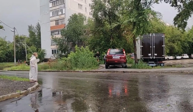 Девочка пыталась помочь водителям, регулируя движение | Источник: «У нас на Шлюзе» / «ВКонтакте»