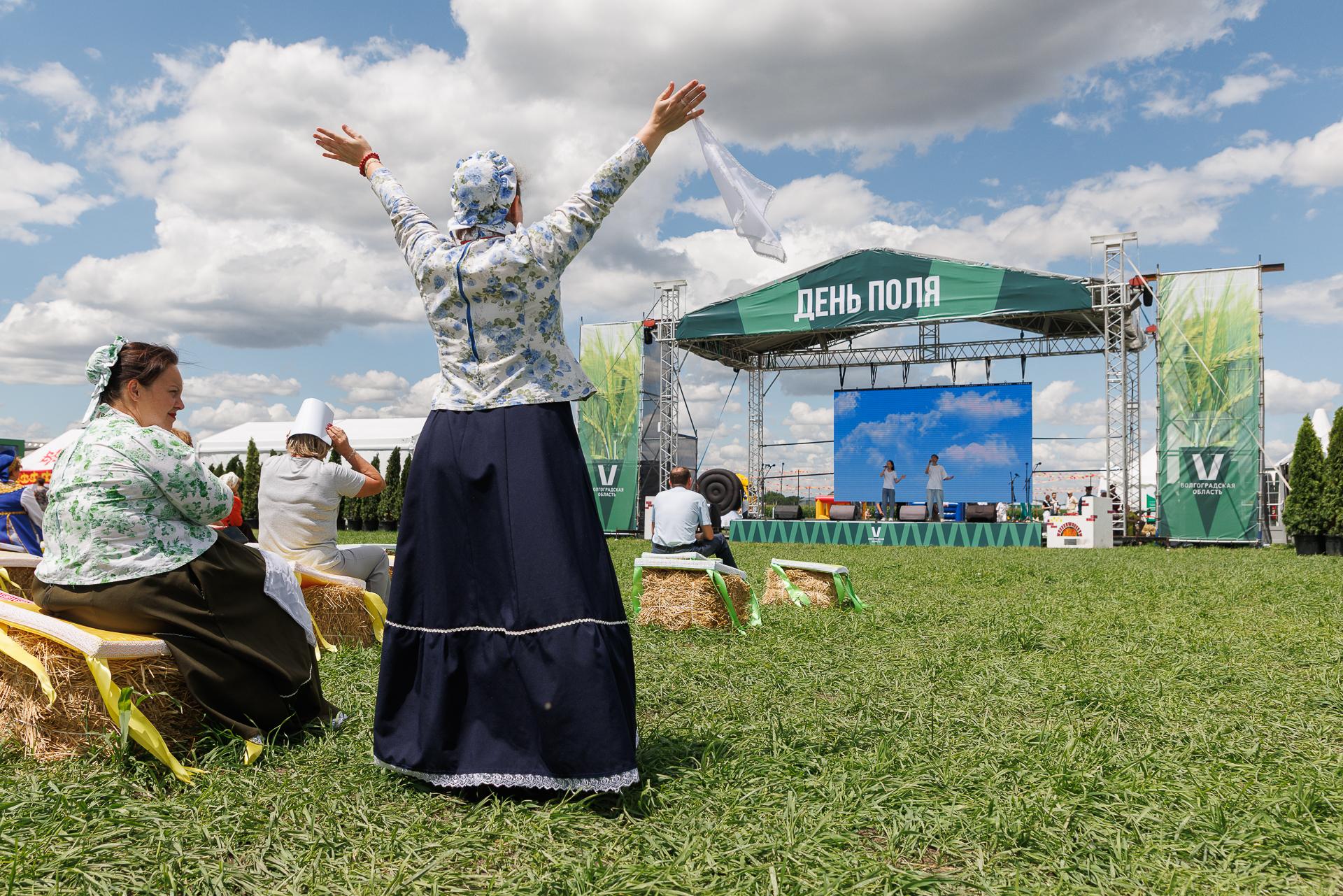 Столовая для богатых и овощная резня: как под Волгоградом открыли гигантский фестиваль «День Поля — 2025»