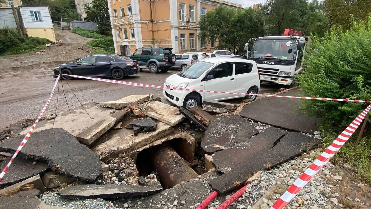 Второй прорыв теплотрассы за неделю во Владивостоке. Поток опять повредил авто — показываем последствия