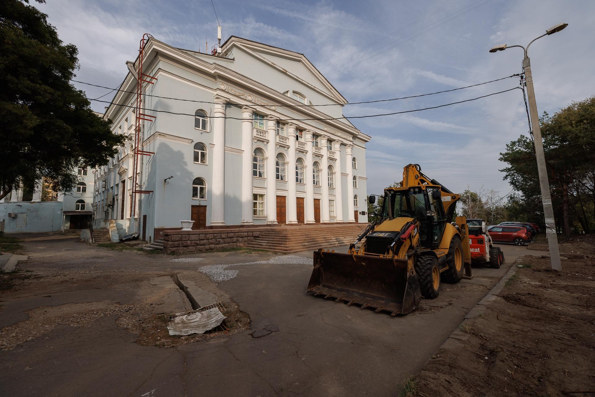 «Даже площадку для собак сделали»: смотрим, чем закончилось благоустройство проспекта Металлургов в…