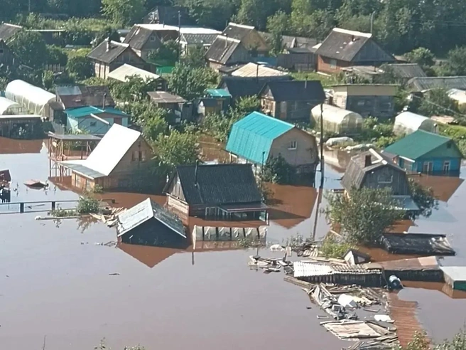 В Североуральске жилые дома почти полностью скрылись под водой | Источник: читательница E1.RU