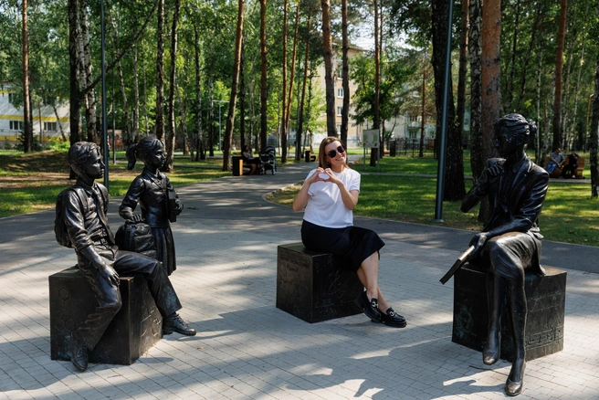 Рядом находится гимназия № 16. Вполне логично, что в сквере с таким названием поставили памятник учителю и ученикам | Источник: Ирина Шарова