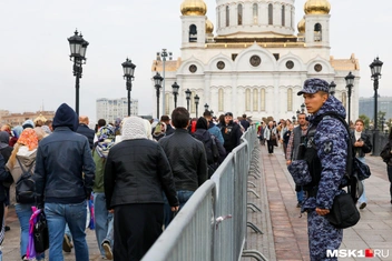 Люди медленно продвигались к храму Христа Спасителя | Источник: Артем Устюжанин / MSK1.RU