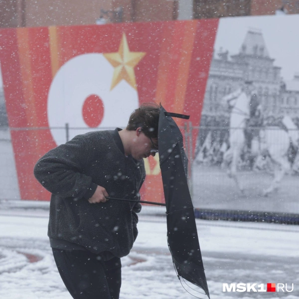 На Красной площади у туристов сдувало зонты | Источник: Дмитрий Толстошеев / MSK1.RU