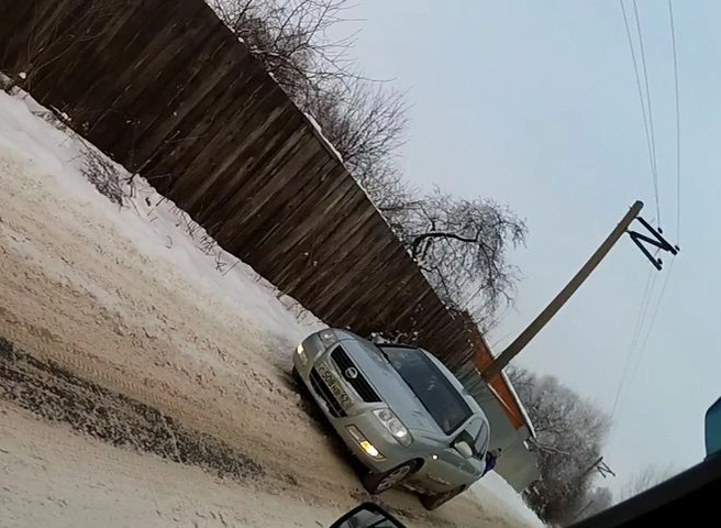 Видео: в Рязани легковушка тянет за собой снегокат с ребенком | ya62.ru
