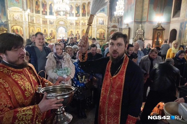 Всех присутствующих окропляют святой водой в ходе служения | Источник: Евгений Горбачев / NGS42.RU