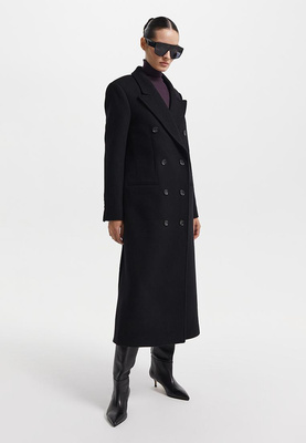 Чем заменить: классическим пальто с широкими лацканами
