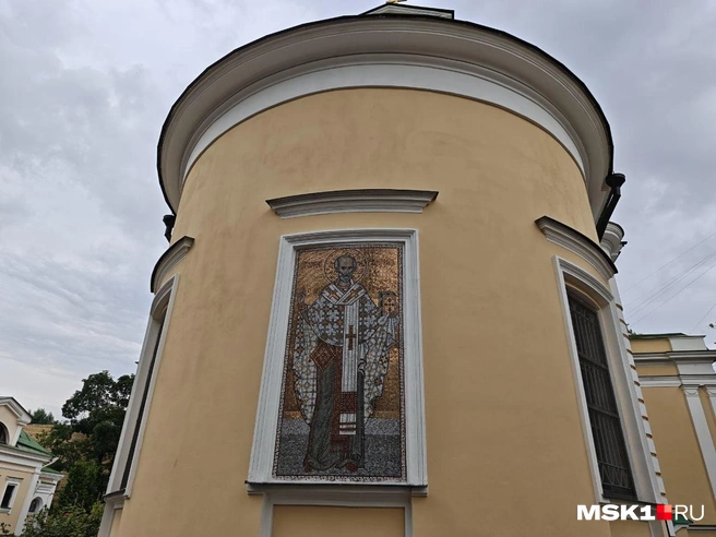 Икона на одном из зданий церкви | Источник: Анастасия Харитонова / MSK1.RU