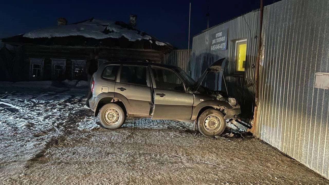 В Свердловской области участник поножовщины угнал машину полицейских - 14  марта 2024 - Е1.ру