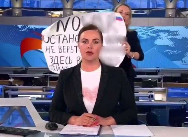 В эфир «Первого канала» ворвалась девушка с плакатом, начата проверка | ya62.ru
