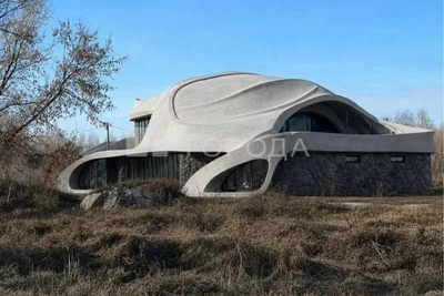 В Барнауле продают уникальный «космический» коттедж