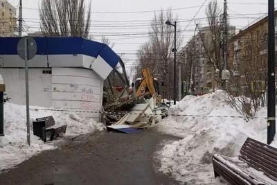 Трактор снес ларек с шаурмой и сим-картами в Саратове