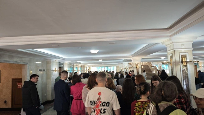 Некоторые на прослушивание уже запустили, другие остаются ждать в коридоре | Источник: Маргарита Резникова / NGS.RU