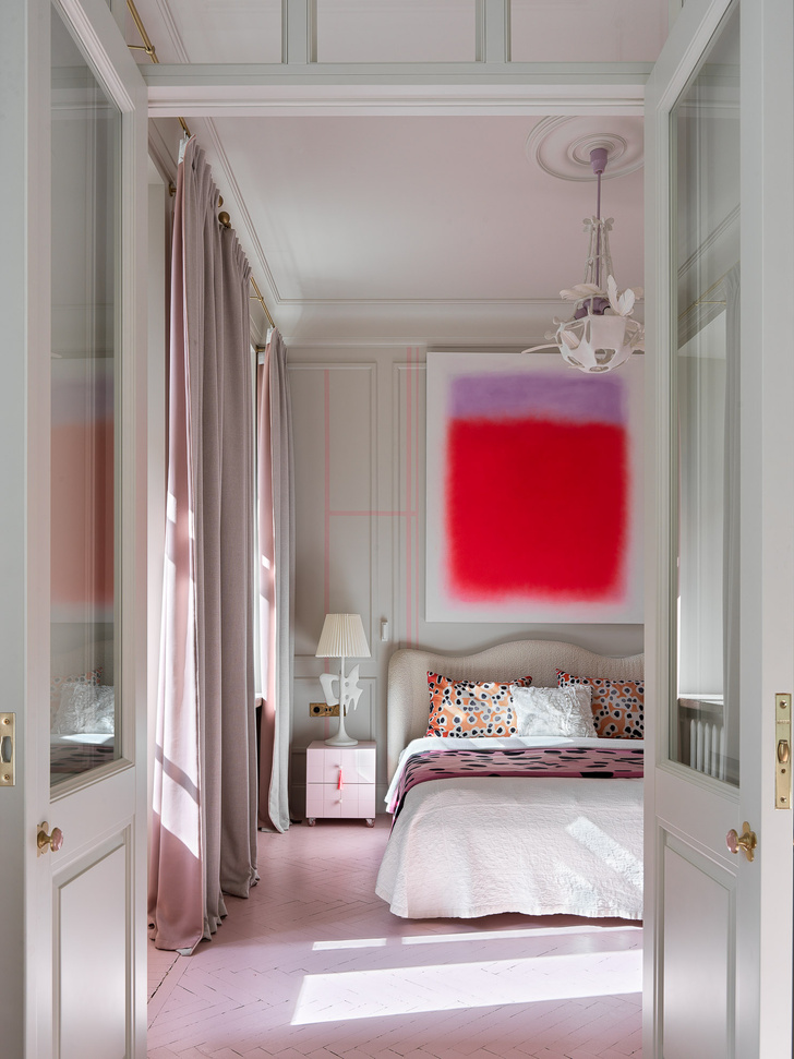 Белая квартира 40 м² с розовым полом и парижским настроением
