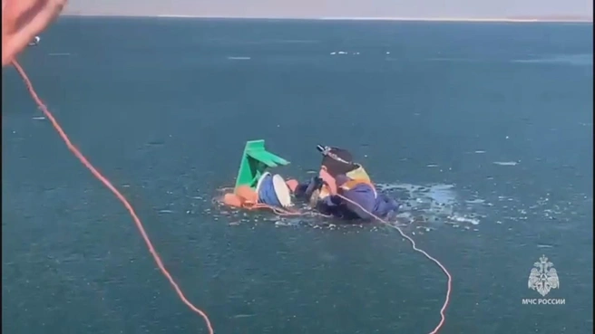 Когда страсть к рыбалке сильнее инстинкта самосохранения. МЧС спасает рыбаков по всей России | Источник: МЧС России