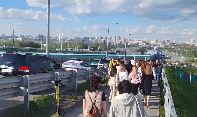 Затор из людей и машин возник от самой дамбы Октябрьского моста | Источник: читатель НГС