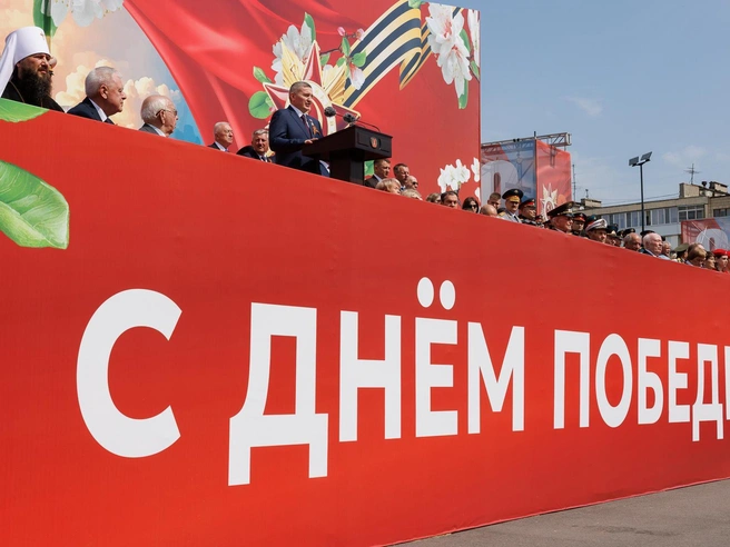 Парад начался с выступления губернатора Андрея Бочарова. | Источник: Алексей Волхонский / V1.RU