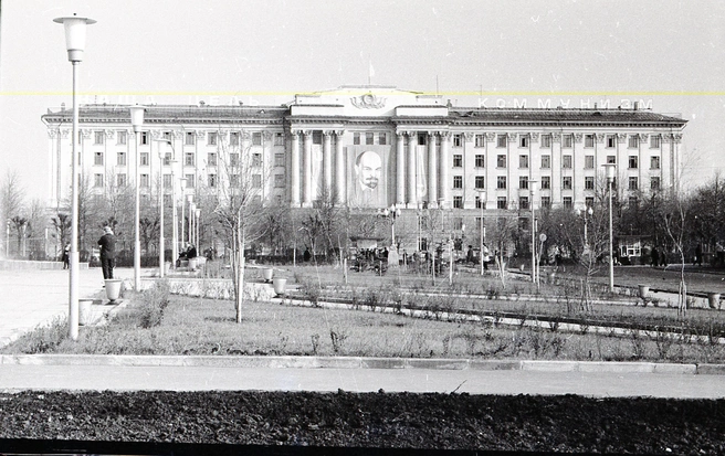Здание института «Гидропроект»&nbsp;— в центре архитектурного ансамбля площади. Сейчас вместо института здесь&nbsp;— Арбитражный суд Самарской области | Источник: фотофонд Самарского областного государственного архива социально-политической истории