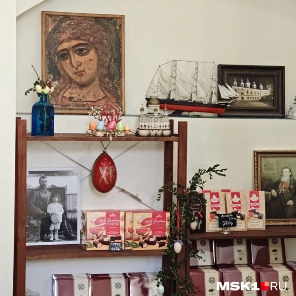 Иконы и конфеты смотрят на вас на входе | Источник: Анастасия Харитонова / MSK1.RU