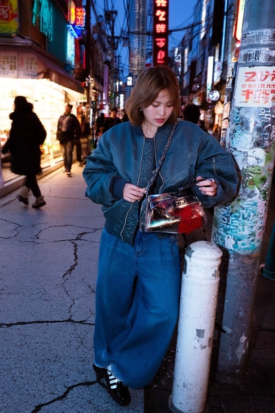 японский стиль, японский стиль одежды, японский женский стиль, девушка в японском стиле, одежда в японском стиле для женщин, современный японский стиль одежды, как одеваются японки | Источник: theDay/higgsfield