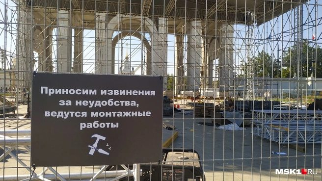 А так сегодня выглядел вход на празднующее ВДНХ | Источник: Анастасия Якубова / MSK1.RU