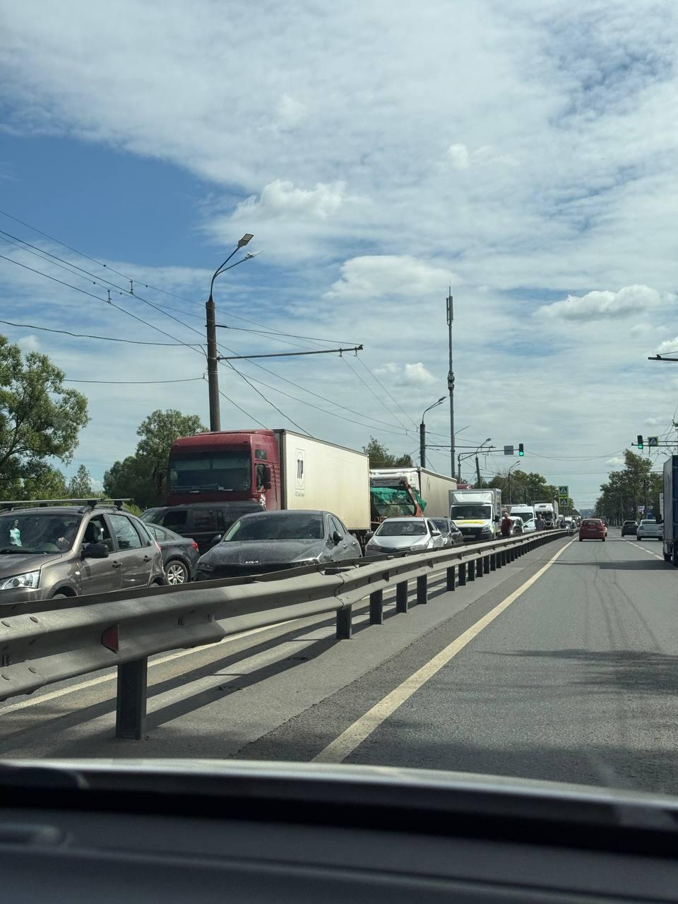 Огромная пробка на Московском шоссе в Нижнем. Очевидцы сообщают о ДТП с грузовиками