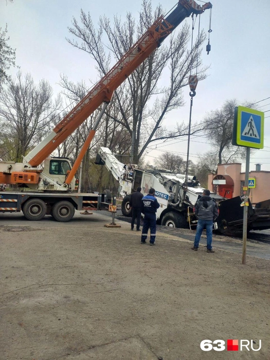 Технику вытаскивают с помощью крана | Источник: читатель 63.RU