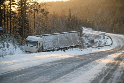 Два грузовика столкнулись и загорелись на трассе в Югре