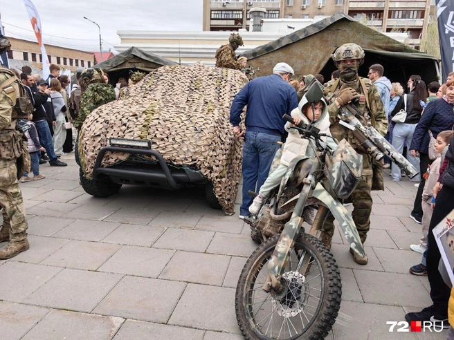 Большинство детей хотели сесть на военный мотоцикл. Оказывается, даже такой двухколесный транспорт нужен бойцам в горячих точках. Это удобное, простое и дешевое транспортное средство, которое, по сути, заменяет коня | Источник: Юлия Мальцева/ 72.RU