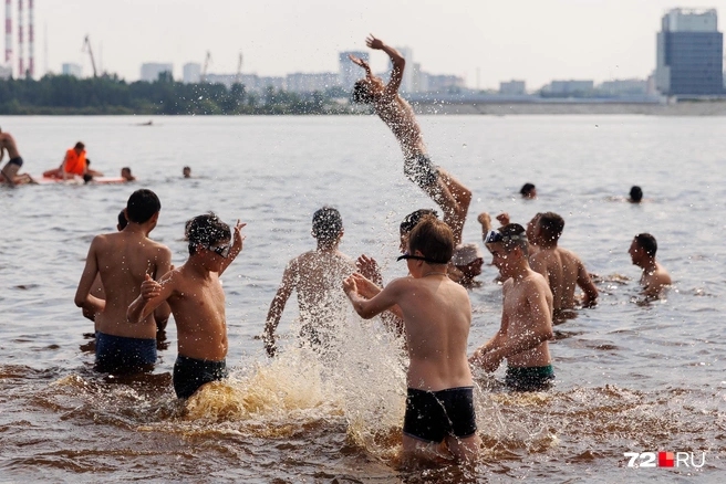 Песчаный берег снова стал главным местом притяжения для тюменцев | Источник: Ирина Шарова / 72.RU