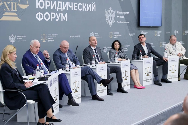 «Сейчас придут мигранты и нас вытолкают отсюда». На ПМЮФ выясняли, как ограничить приток иностранных рабочих | Источник: Виктория Ламзина / Росконгресс