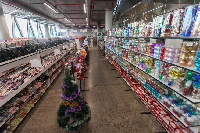 К празднику завезли елки и новогодние игрушки | Источник: «Семейный континент»