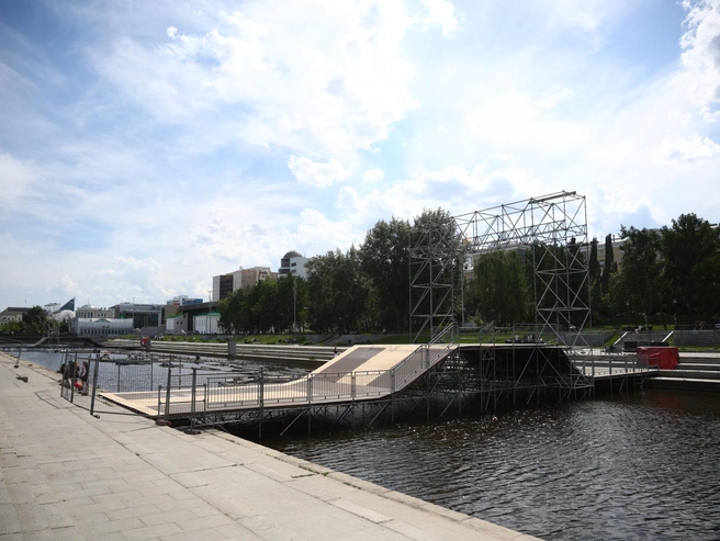 В центре Екатеринбурга на воде установили трассу | Источник: Владислав Лоншаков / E1.RU