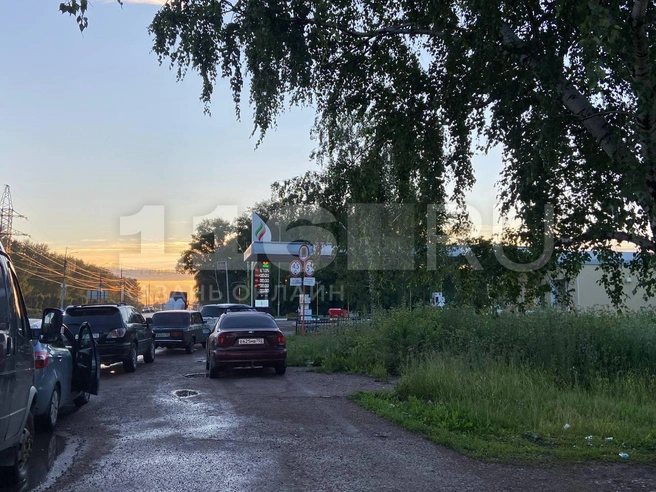 Очередь не рассасывалась даже в тот момент, пока на заправку никого не пускали | Источник: Руфина Калимуллина / 116.RU