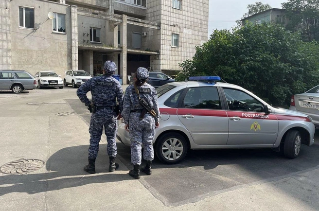 Секунда, и… Росгвардейцы показали, как снимали с парапета высотки девушку в Петербурге | Источник: Росгвардия Петербурга