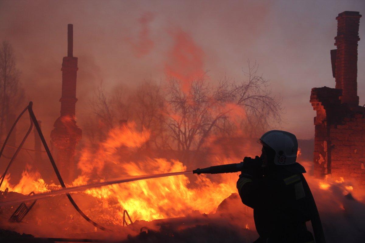Пожар в поселке Дальний Нижнеилимский район. Пожар фото. Лесные пожары. Горит поселок. Дальний сгорел