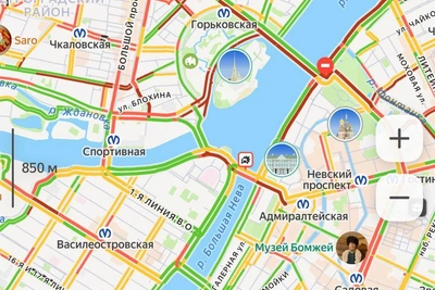 Пробки окрасили центр Петербурга в бордовый цвет