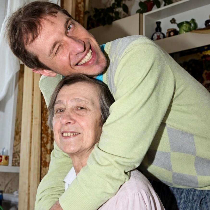 Врачи откачивают 90-летнюю маму Сергея Соседова: ей стало плохо у могилы сына