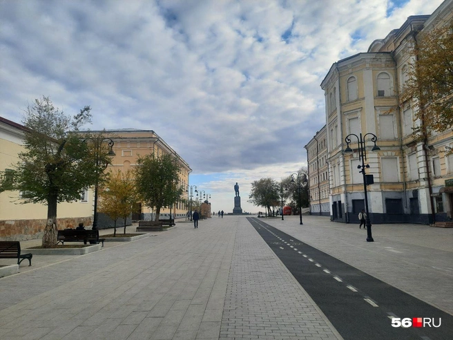 Здание «летки» справа&nbsp;— первая в Оренбурге пятиэтажка | Источник: Анастасия Баринова / 56.RU
