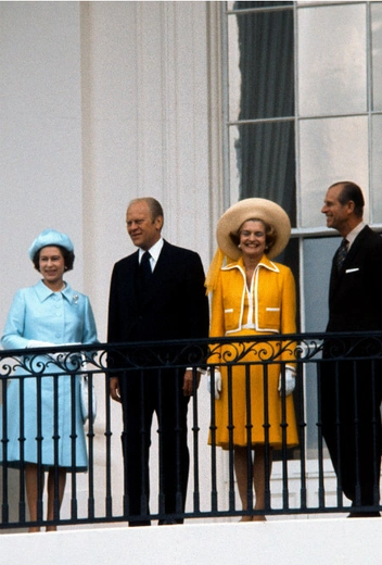Елизавета II, Джеральд и Бетти Форд и принц Филипп на балконе Трумана в Белом доме, 7 июля 1976