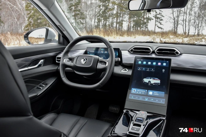 На материалах не экономили. Кресло с интегрированным подголовником удобно, руль регулируется в широких пределах, сенсорный дисплей логичен, панель приборов информативна. Из минусов: традиционное отсутствие физических кнопок и мелкие пиктограммы в меню, которыми неудобно пользоваться на ходу. Миниатюрный селектор «робота» — тоже неоднозначное решение | Источник: Артем Краснов