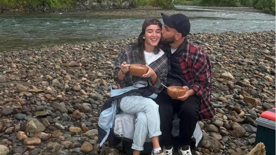Зачем им солнце Монако? В медовый месяц Бородина и Сердюков варят уху на Алтае