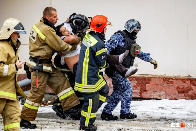 На пожаре в 3-й поликлинике мигрант помогал спасателям и пострадал сам. Позже его решили выгнать из страны | Источник: Владислав Лоншаков / E1.RU