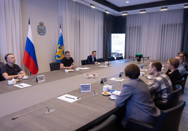 Михаил Ведерников поздравил победителей НТО из Пскова | Источник: pskov.ru