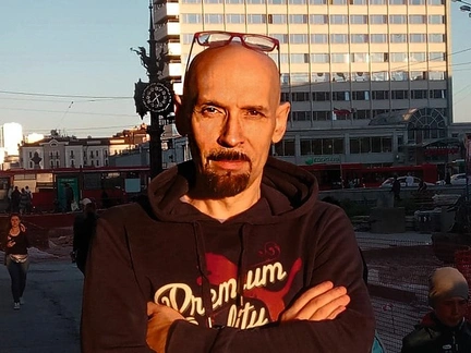 Художник из Казани украшает рисунками больные деревья